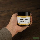 Holzhacker Bienengiftsalbe in Hand Größenverhältnis.webp